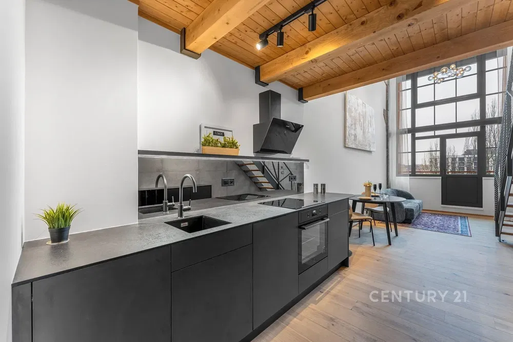 Mutfak; mutfak aletleri, ahşap kirişler, doğal ışık, modern stil