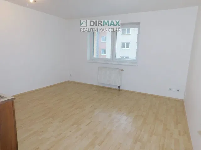Woonkamer; houten vloer, uitzicht, natuurlijk licht