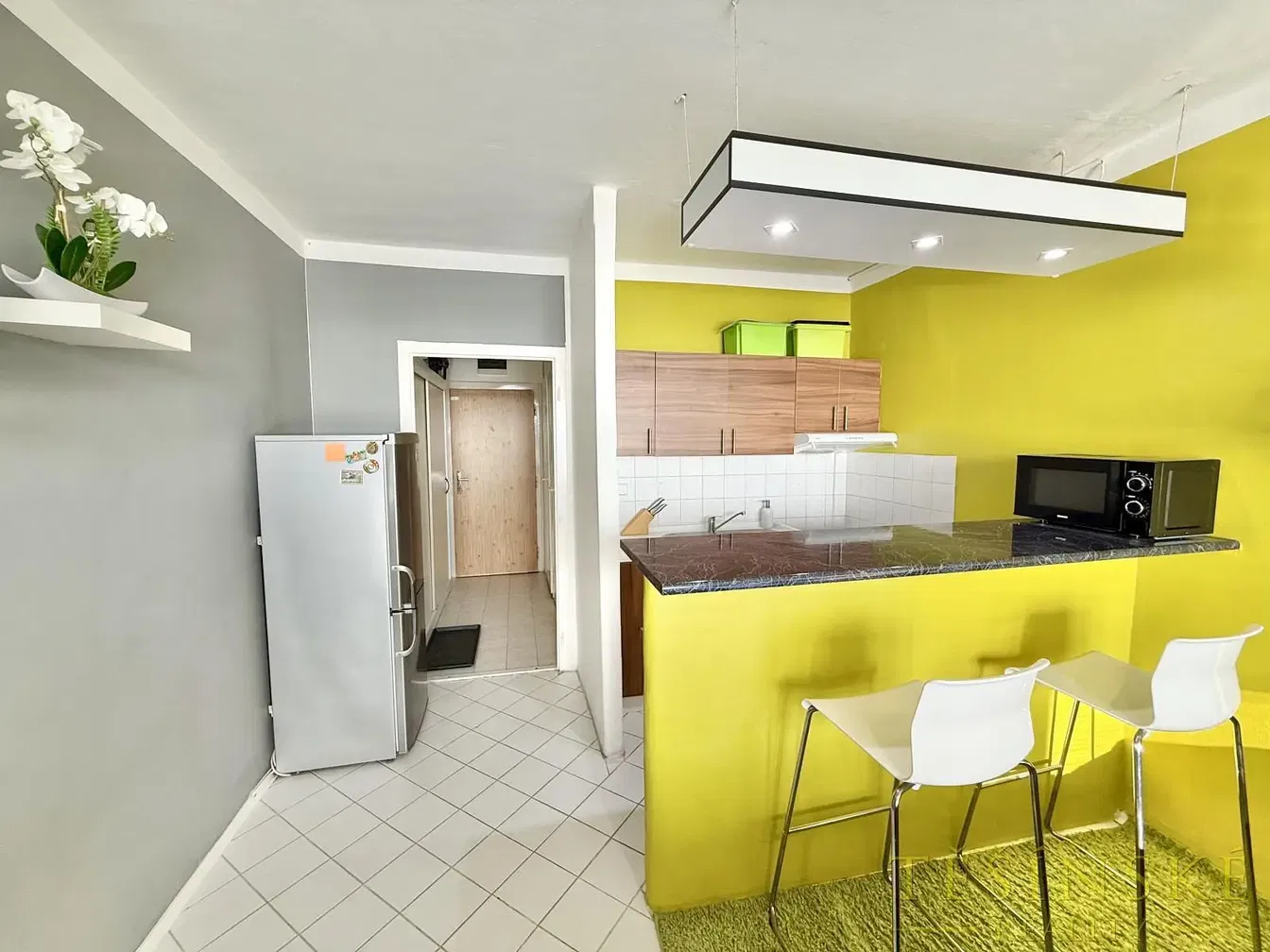 Cuisine; électroménager, carrelage, lumière naturelle, style moderne