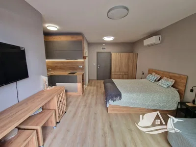 Ložnice; dřevěná podlaha, moderní styl, přirozené světlo