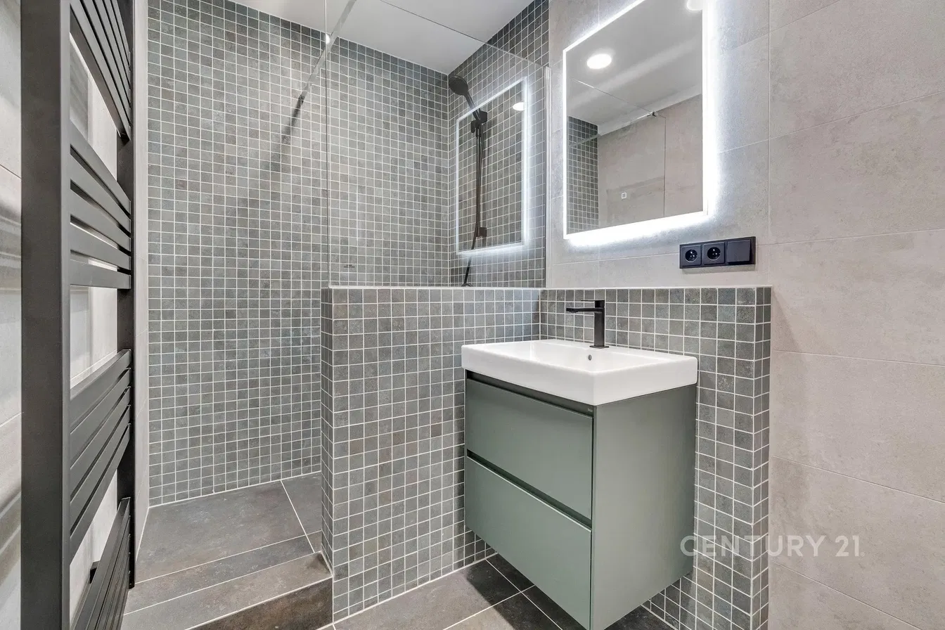 Bagno; pavimento in piastrelle, ristrutturato, luce naturale, stile moderno