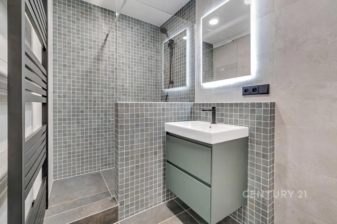 Salle de bain; carrelage, rénové, lumière naturelle, style moderne