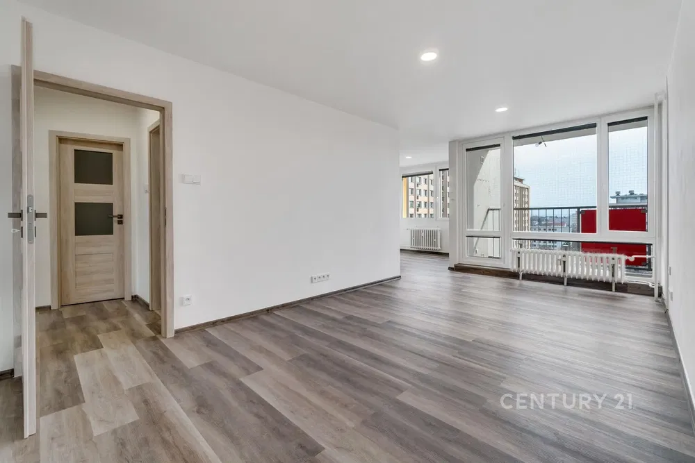 Soggiorno; vista, pavimento in legno, luce naturale, ristrutturato