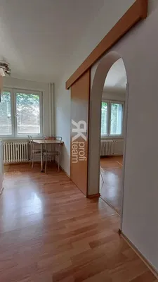 Woonkamer; houten vloer, natuurlijk licht, uitzicht