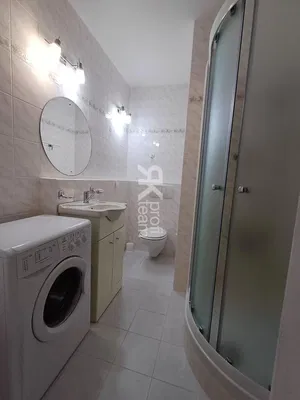 Badkamer; tegelvloer, gerenoveerd, natuurlijk licht