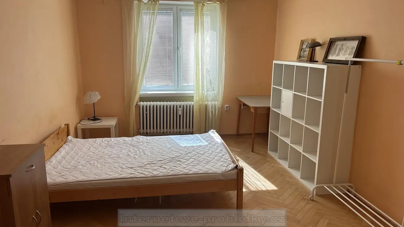 Schlafzimmer; tageslicht, holzboden