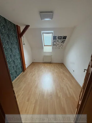 Kinderkamer; houten vloer, natuurlijk licht