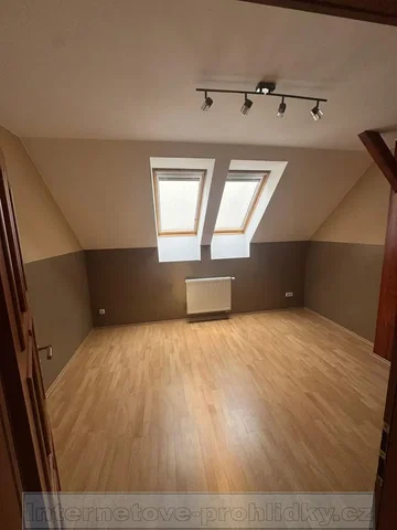 Kinderkamer; natuurlijk licht, houten vloer, gerenoveerd