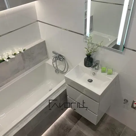 Badezimmer; fliesenboden, renoviert, tageslicht, moderner stil