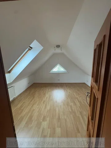 Kinderkamer; houten vloer, natuurlijk licht