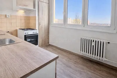 Cuisine; vue, carrelage, parquet, lumière naturelle