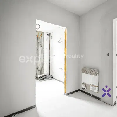 Salle de bain; nécessite rénovation, lumière naturelle
