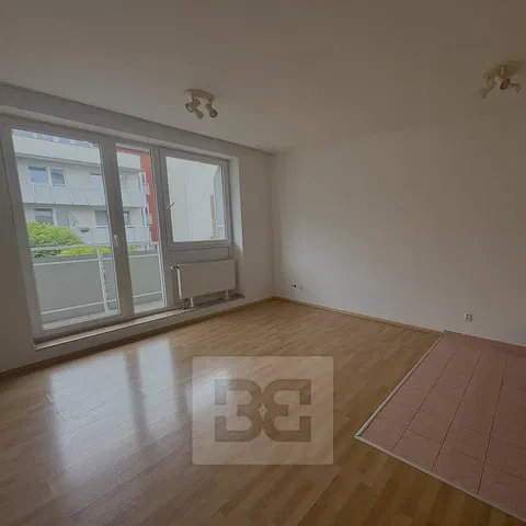 Woonkamer; uitzicht, houten vloer, natuurlijk licht