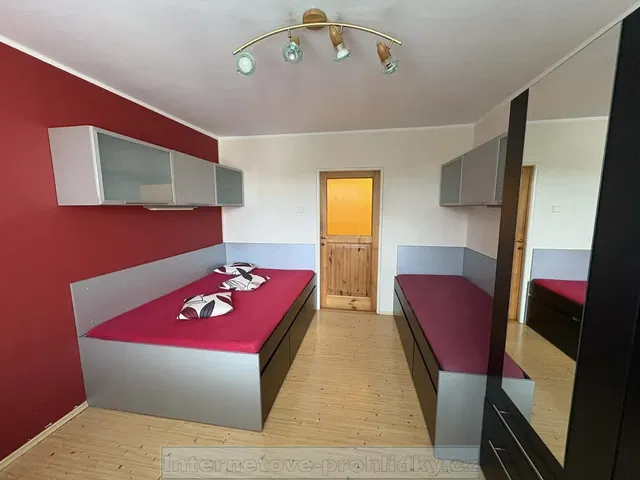 Kinderkamer; houten vloer, natuurlijk licht