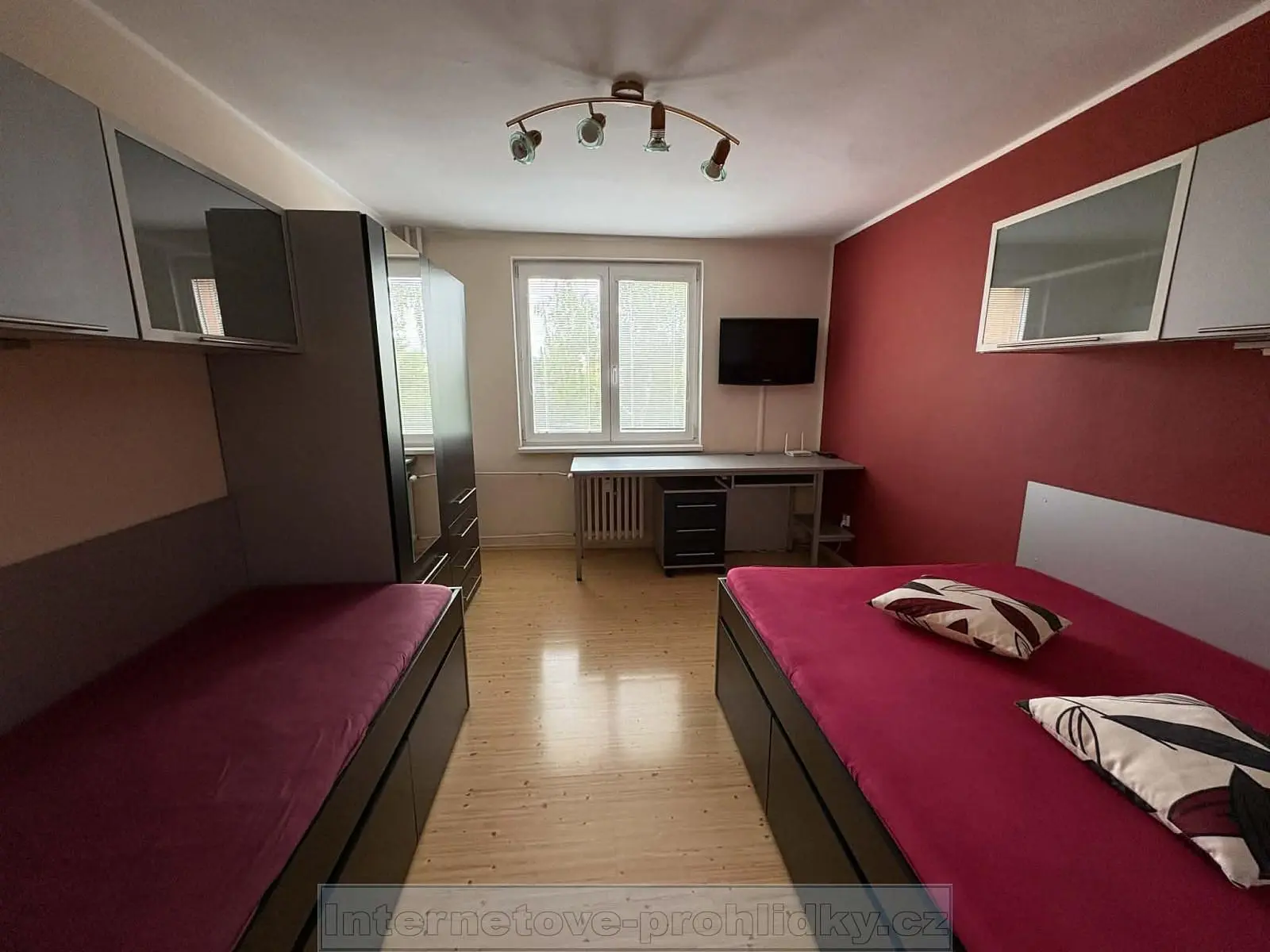 Camera da letto; pavimento in legno, luce naturale