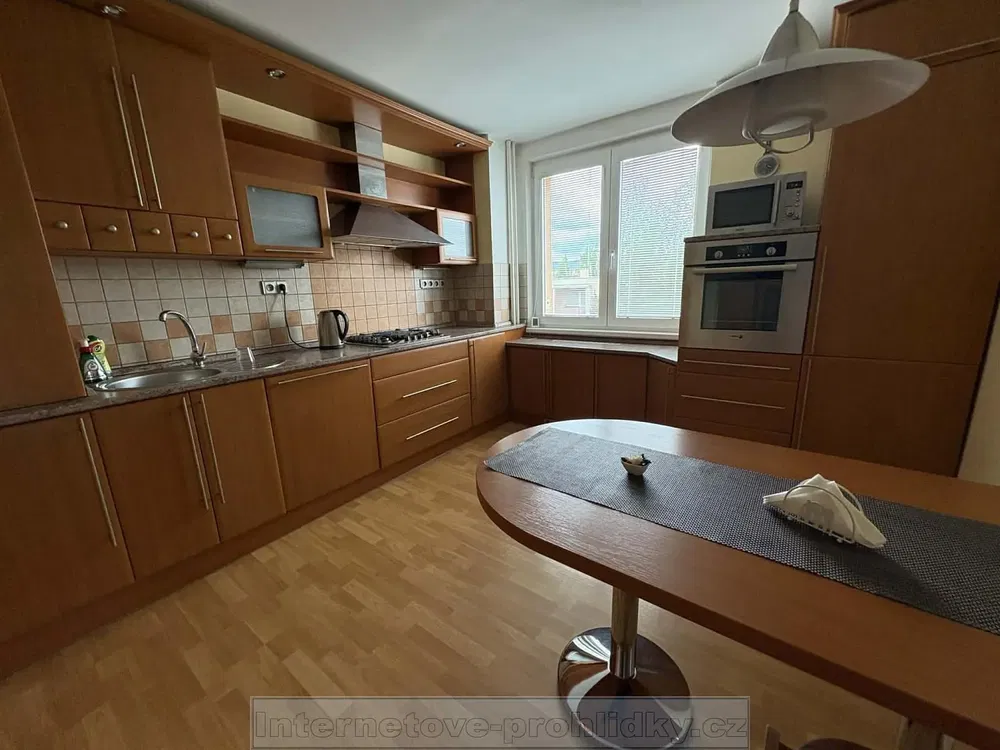 Cucina; elettrodomestici, pavimento in legno, ristrutturato, luce naturale, stile moderno