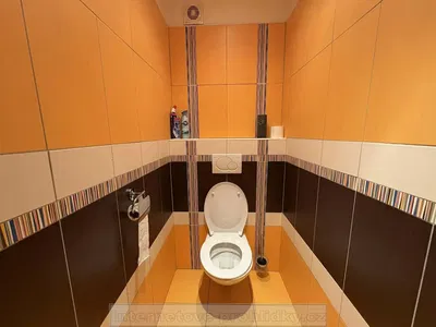Toilette; pavimento in piastrelle
