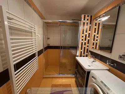 Bagno; pavimento in piastrelle, ristrutturato, luce naturale, stile moderno