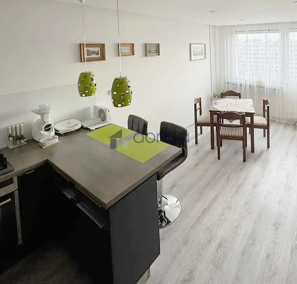 Keuken; uitzicht, houten vloer, natuurlijk licht