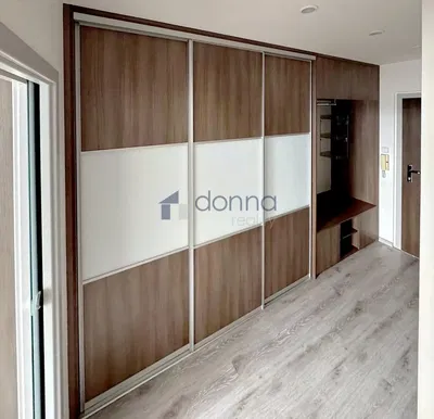 Slaapkamer; houten vloer, gerenoveerd
