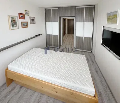 Slaapkamer; houten vloer, natuurlijk licht, moderne stijl