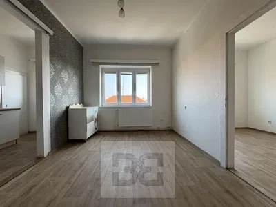 Camera da letto; pavimento in legno, luce naturale