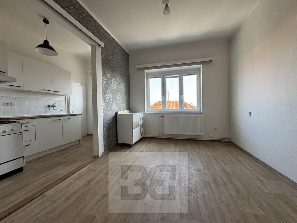 Cucina; pavimento in legno, luce naturale