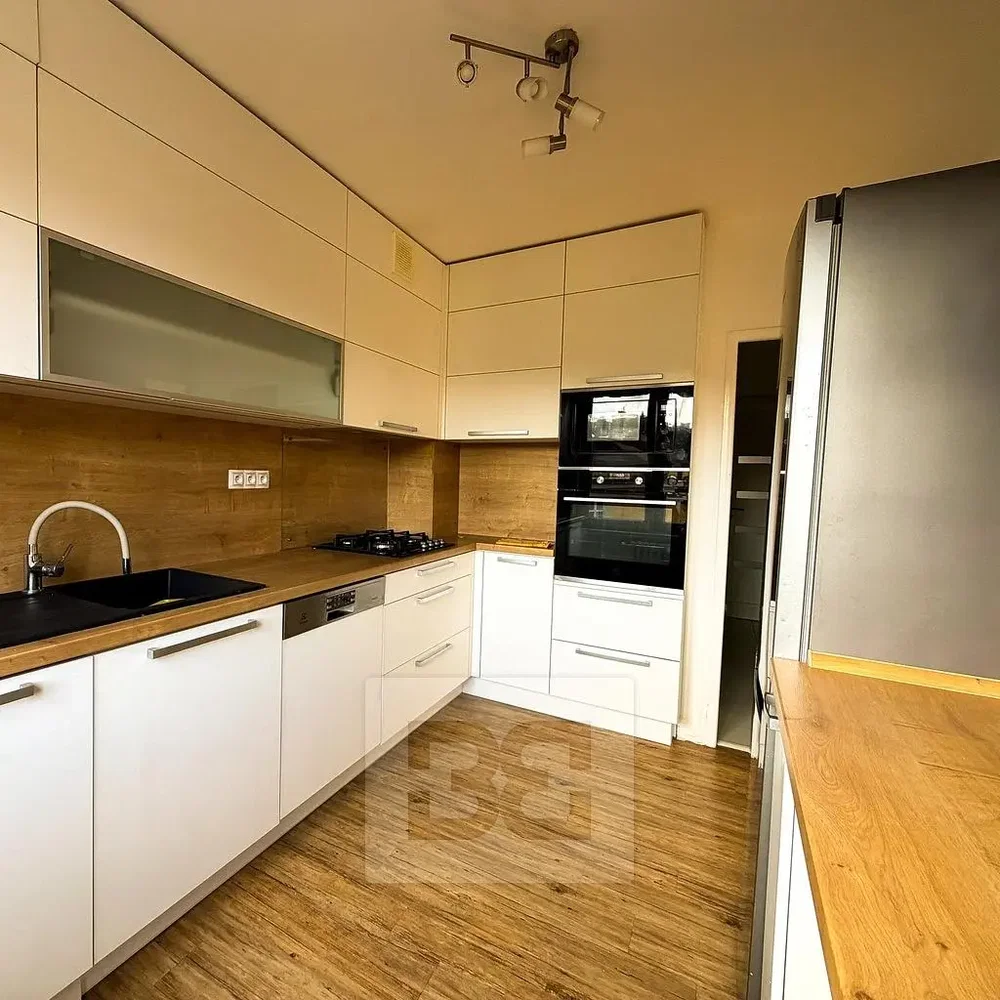 Cucina; elettrodomestici, luce naturale