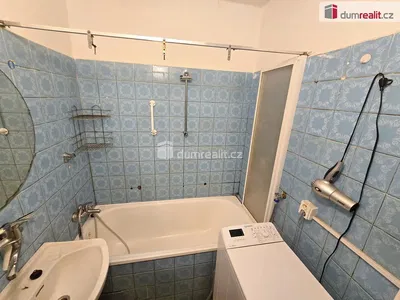 Banyo; fayans zemin, tadilat gerekiyor, doğal ışık, rustik stil