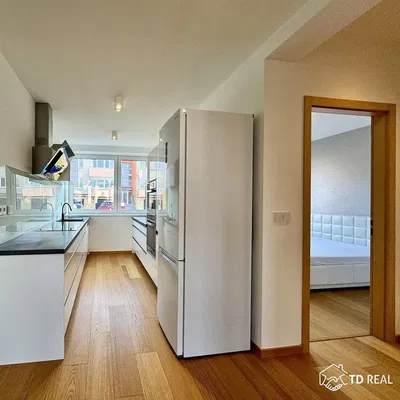 Kuchyňa; kuchynské spotrebiče, výhľad, drevená podlaha, prirodzené svetlo