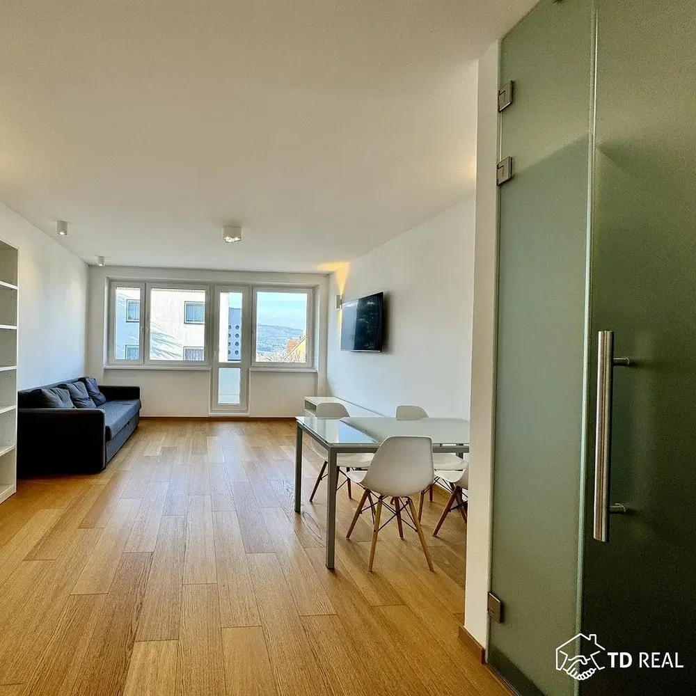 Obývačka; výhľad, drevená podlaha, prirodzené svetlo, moderný štýl