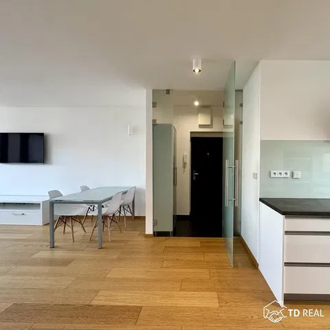 Keuken; houten vloer, natuurlijk licht, moderne stijl
