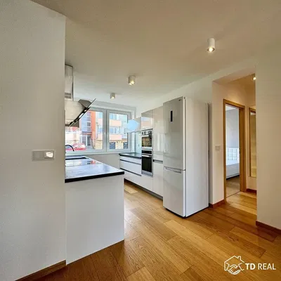 Kuchyňa; kuchynské spotrebiče, výhľad, prirodzené svetlo