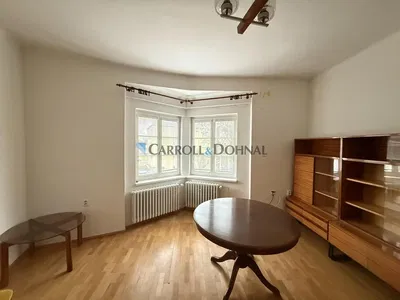 Obývací pokoj; dřevěná podlaha, přirozené světlo