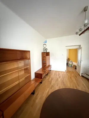 Obývací pokoj; dřevěná podlaha, přirozené světlo