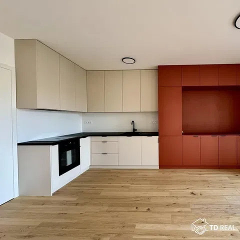 Keuken; keukenapparatuur, houten vloer, gerenoveerd, natuurlijk licht