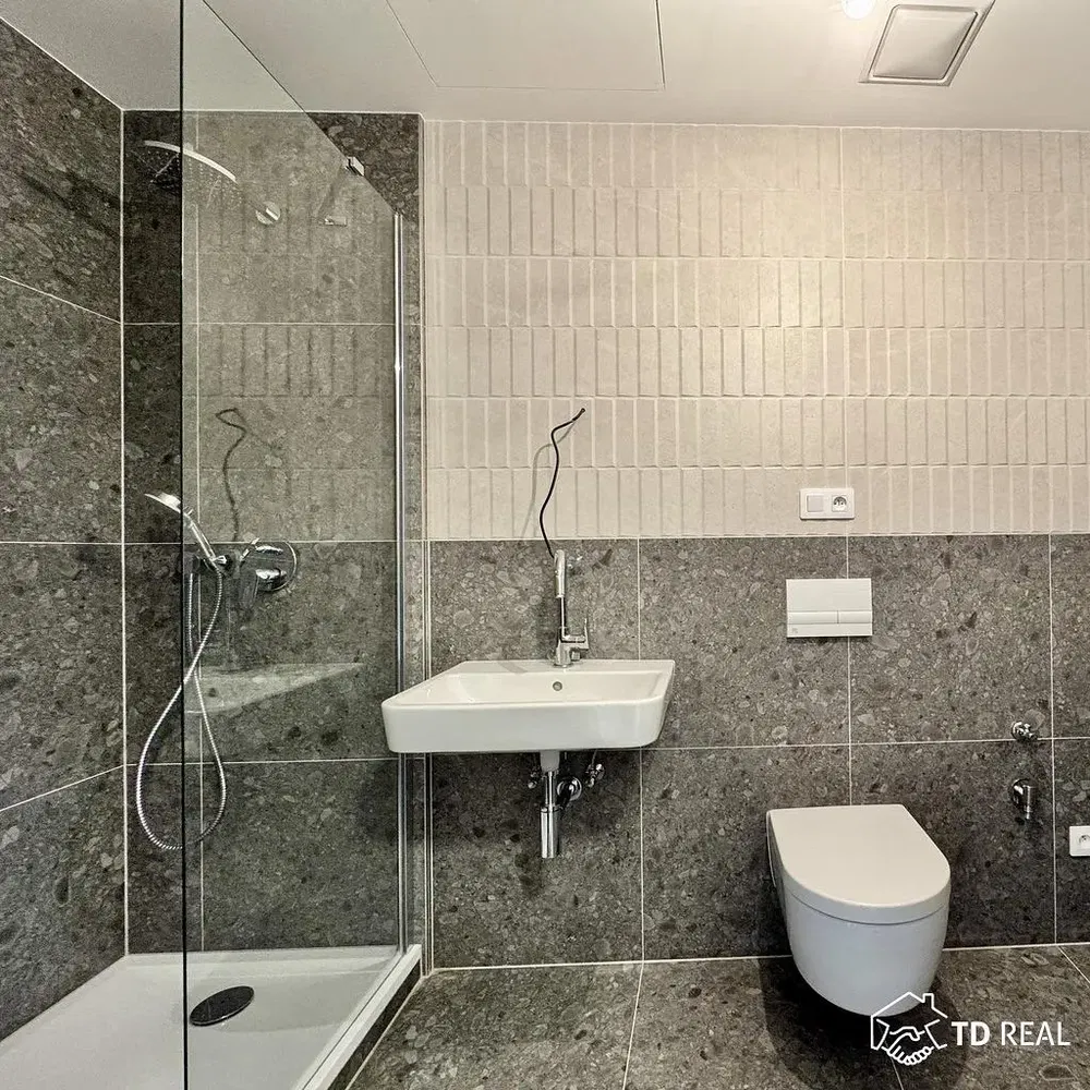 Kupaonica; pločice, prirodno svjetlo, renoviran