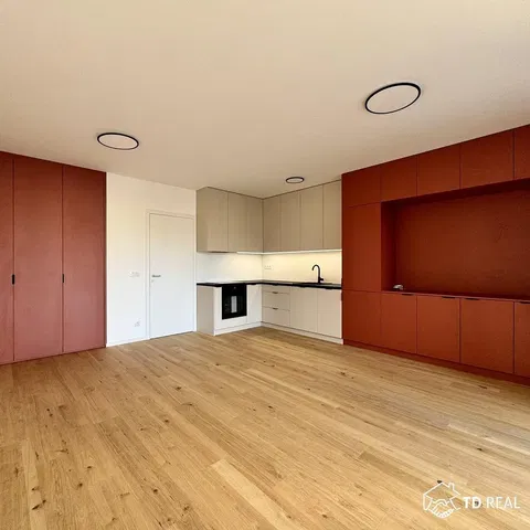 Keuken; houten vloer, gerenoveerd, natuurlijk licht