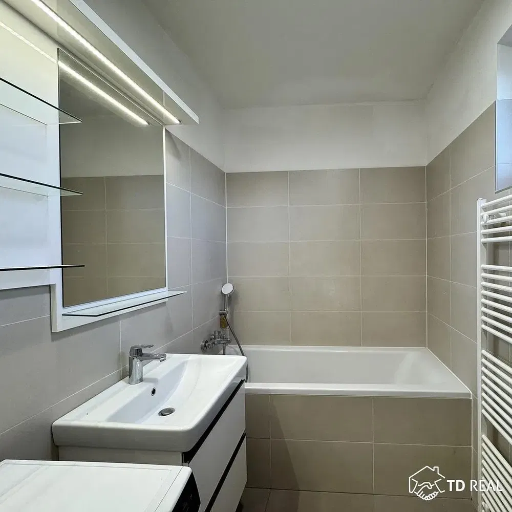 Kupaonica; pločice, renoviran, prirodna svjetlost, moderan stil