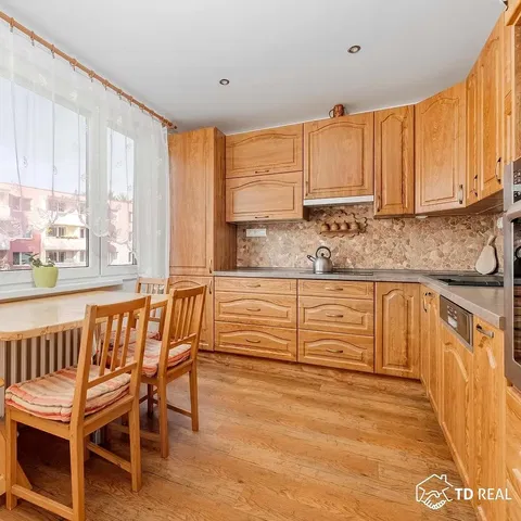 Кухиња; кухињски апарати, дрвени под, природно светло