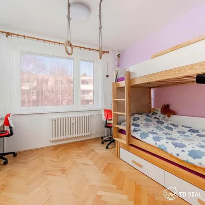 Kinderkamer; houten vloer, natuurlijk licht