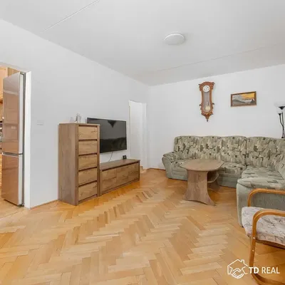 Woonkamer; houten vloer, natuurlijk licht