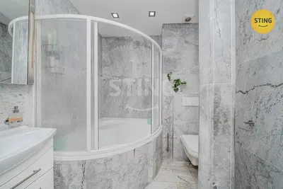 Salle de bain; carrelage, rénové, lumière naturelle