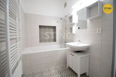 Salle de bain; carrelage, rénové, lumière naturelle, style moderne