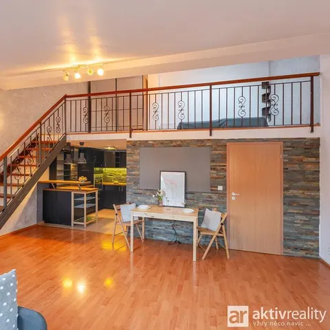 Дневна соба; дрвени под, природно светло, модерни стил