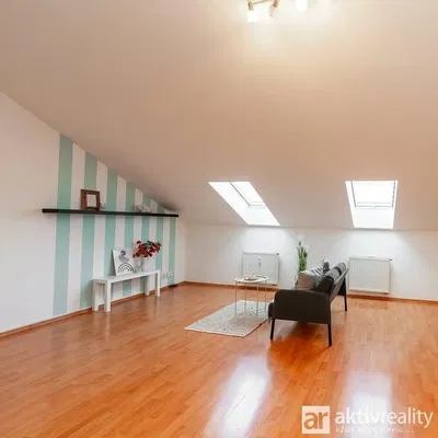 Oturma odası; doğal ışık, ahşap zemin, modern stil