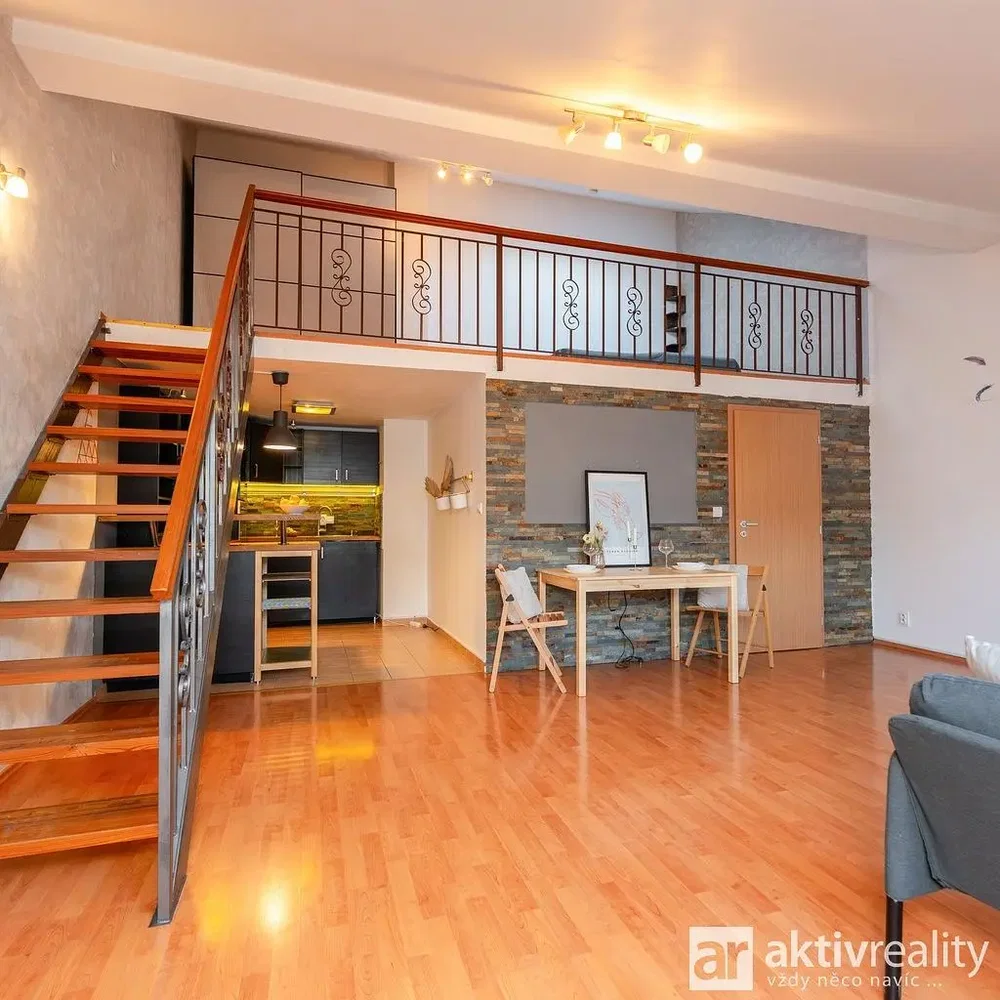 Oturma odası; ahşap zemin, doğal ışık, modern stil