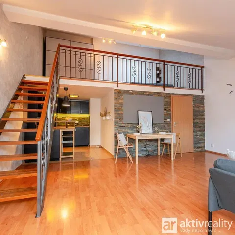 Дневна соба; дрвени под, природно светло, модерни стил