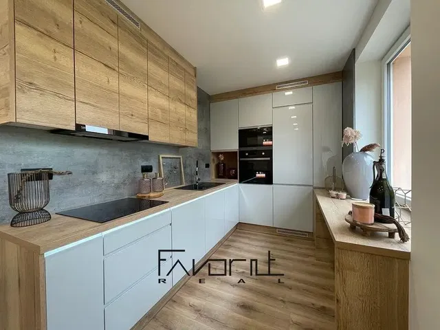 Cucina; elettrodomestici, pavimento in legno, stile moderno, ristrutturato, luce naturale