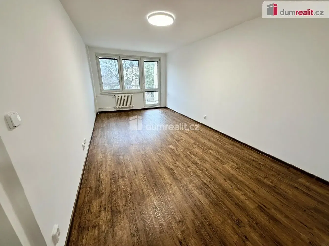 Wohnzimmer; holzboden, tageslicht, renoviert